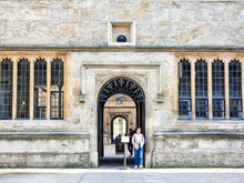 Load image into Gallery viewer, Premium Free Walking Tour of Oxford University, City &amp; The Old Bodleian Library with University Educated Students &amp; Alumni Guides
